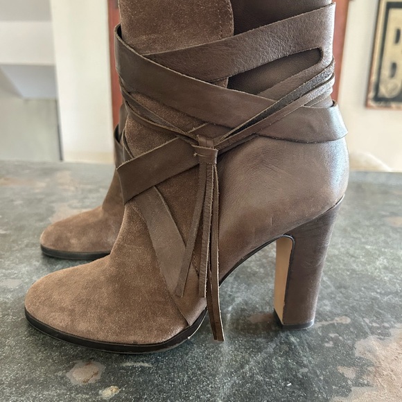 Fabulous Vince Camuto suede and leather bootie, Size 7.5 - Picture 4 of 5